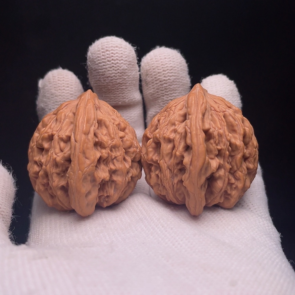 W33843108 Walnut Total weight about 37.8g Size about 38.9mm