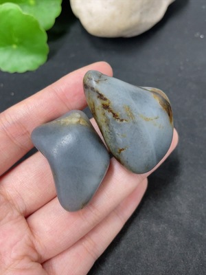 H41814955 和田玉 皮色成因未定   含其他矿物成分 货品总重约56g