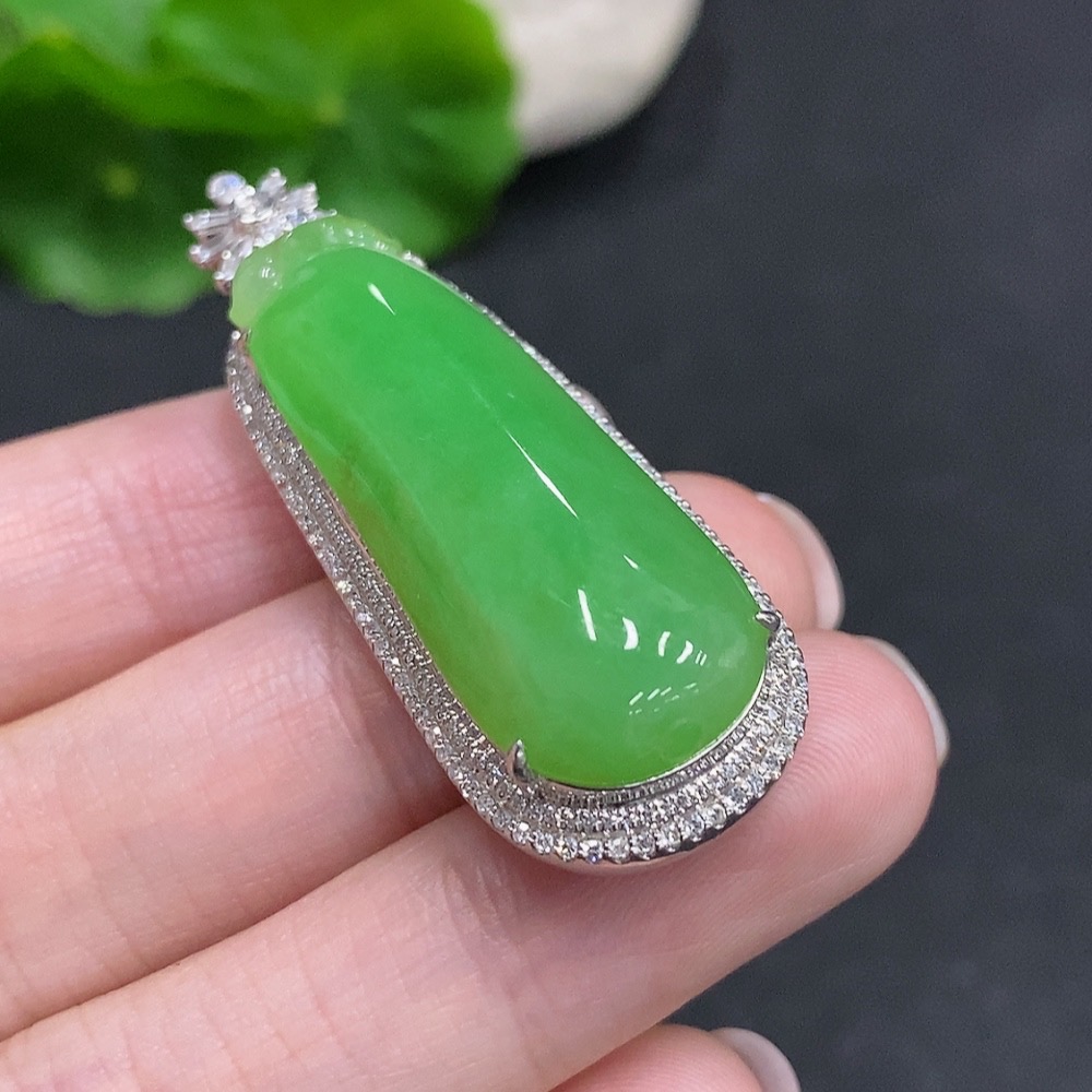 F34034787 Jadeite Auspicious Melon Pendant with 18K Gold Setting, Total Weight Approx. 15.1g (Diamond Accents)