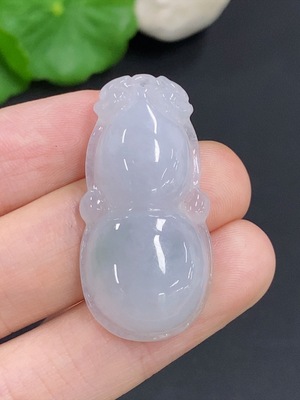 F45396026 翡翠葫芦挂件 货品总重量约8.2克
