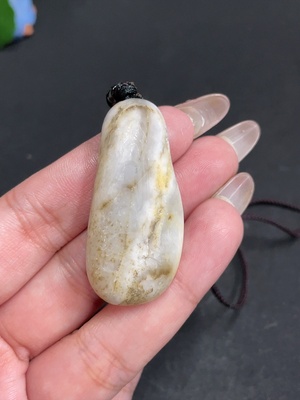 H29359528 和田玉挂件   含其他矿物成分   皮色成因未定   货品总重约【含绳】21.7g