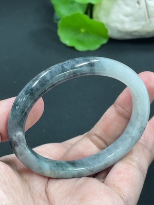 F41924315 翡翠贵妃手镯 圈口52.3/45.9mm 货品总约重28.9g（修补）