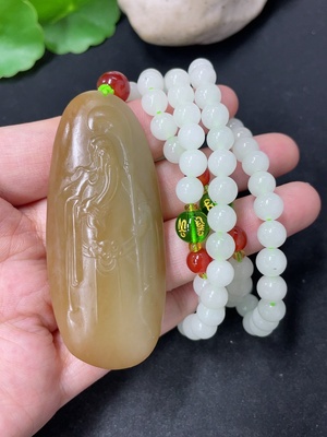 H46574582 和田玉挂件   关公   货品总重约（含链）76.4g   配珠非和田玉