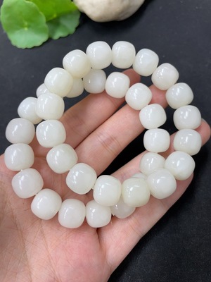 H46575587 和田玉手串  最大卡11.7mm左右 含其他矿物成分  货品总重约97.3g