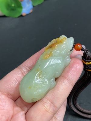 H33881495 和田玉手把件      瑞兽         货品总重约[含绳]52.7g   皮色成因未定
