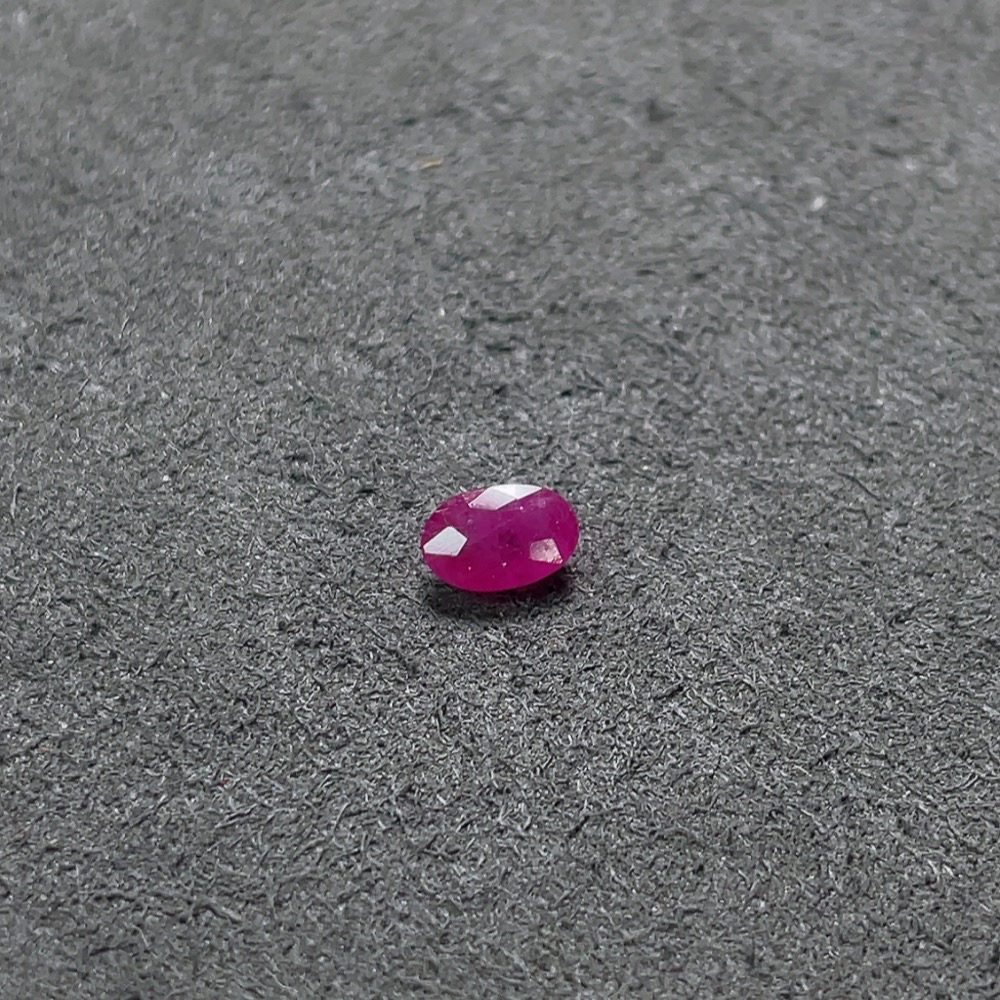 C31665105 Ruby Rough Stone Total Weight Approx. 0.645 Carat