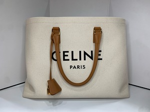 S43097119 赛琳CELINE 帆布托特包 沙滩包  经典字母印花 米白色帆布拼棕色牛皮 系列：Horizontal Cabas 型号：190062BNZ.02NT  尺寸：44 x 32 x 16厘米 材质：46%棉，54%小牛皮 100%棉衬里 单包无附件 95新