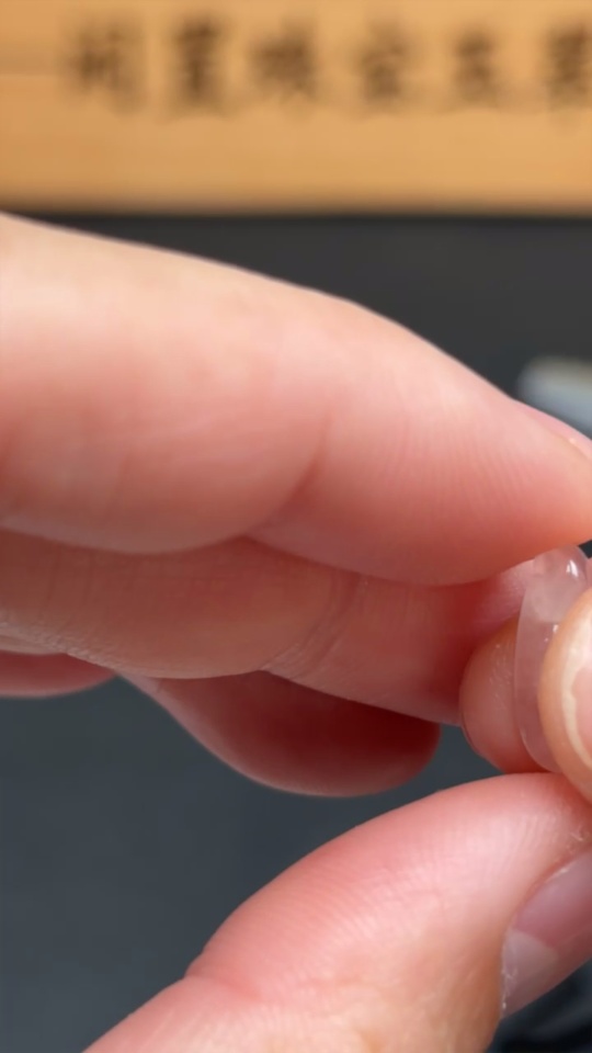 F33942383 Jadeite inlaid lucky bean, total weight about 0.4g