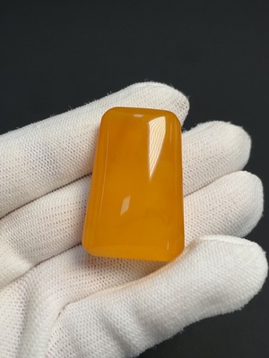 C42963130 琥珀蜜蜡挂件  货品总重约8.64克