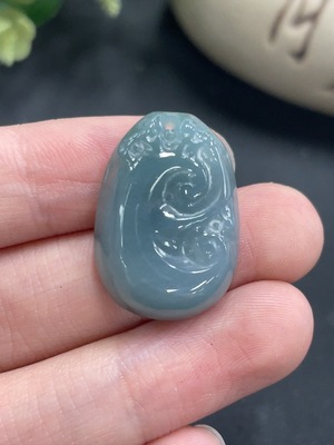 F10122982 Jadeite Pendant Ruyi