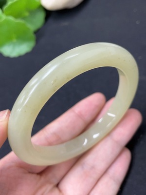 H42956477 和田玉正圈手镯 圈口57     货品总重约44.5g