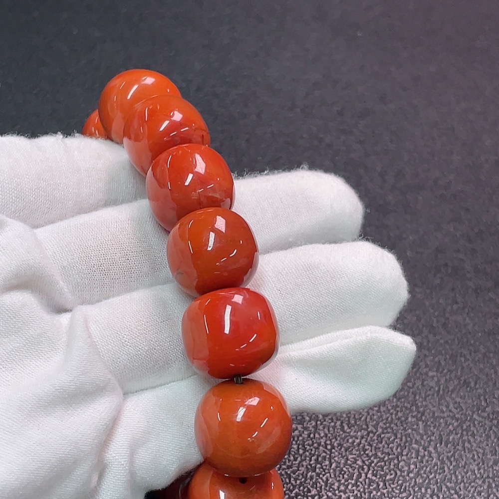 C33851426 Red Agate Bracelet with Visible Organic Matter, Total Weight Approx. 96.89g, Bead Size ~16.9mm