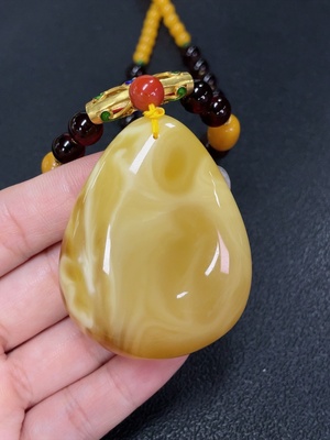 C43152764 琥珀蜜蜡挂件  配石考虑非天然  非金  货品含链总重约45.76克   珠子卡6-8.7mm左右