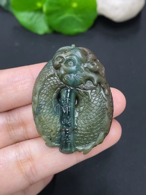 F44272786 翡翠龙腾天下挂件 货品总重量约15.4克