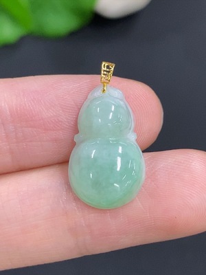 F46555337 翡翠葫芦挂件 18k金扣头 货品总重量约1.9克