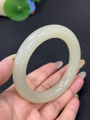 H42979310 和田玉圆条手镯 圈口56.5 货品总重约67g