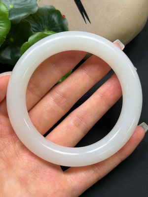 H43107720 和田玉圆条手镯 圈口56.9mm 总重约62.53g