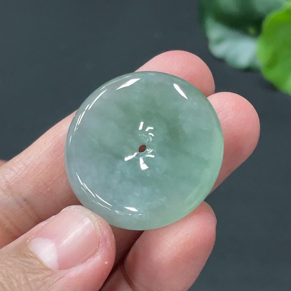 F24773445 Jadeite Peace Knot Pendant, Approx. 10.4g