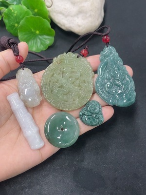 F46568704 翡翠挂件 一手走