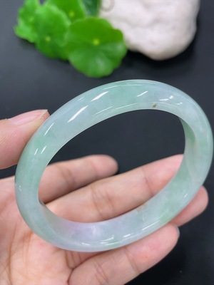 F41934874 翡翠贵妃手镯 圈口53.8/47.2mm 货品总约重40.2g