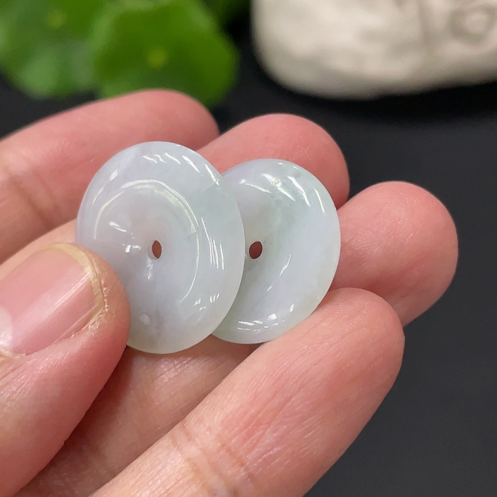 F23588105 Jadeite Peace Knot Pendant