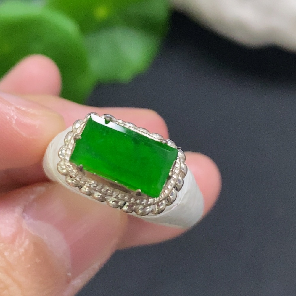 F34050677 Jadeite cabochon, non-gold setting, total weight approximately 8.3 grams