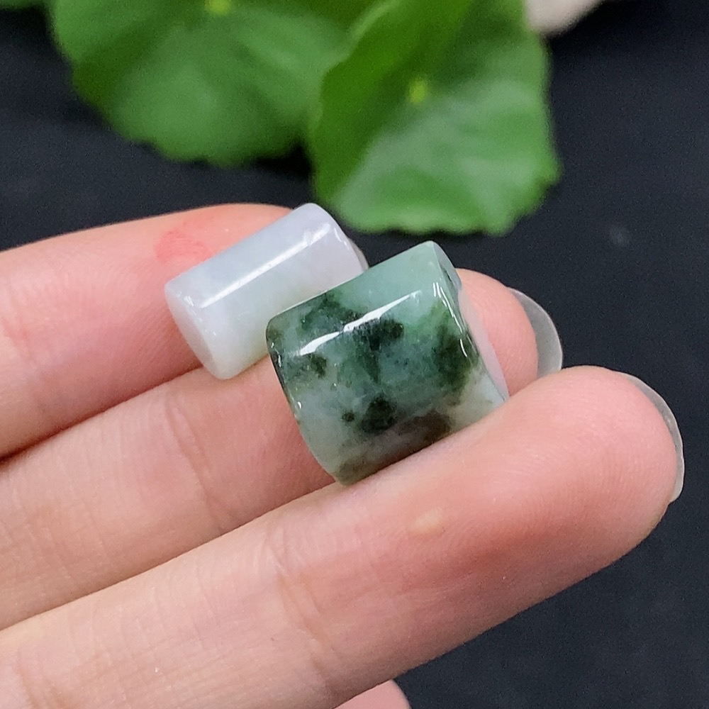 F32787717 Jadeite beads containing other mineral components