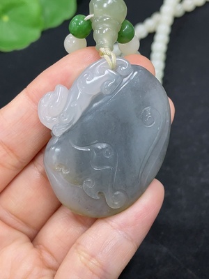 H46558191 和田玉挂件   瑞兽   货品总重约（含链）63.5g   皮色成因未定