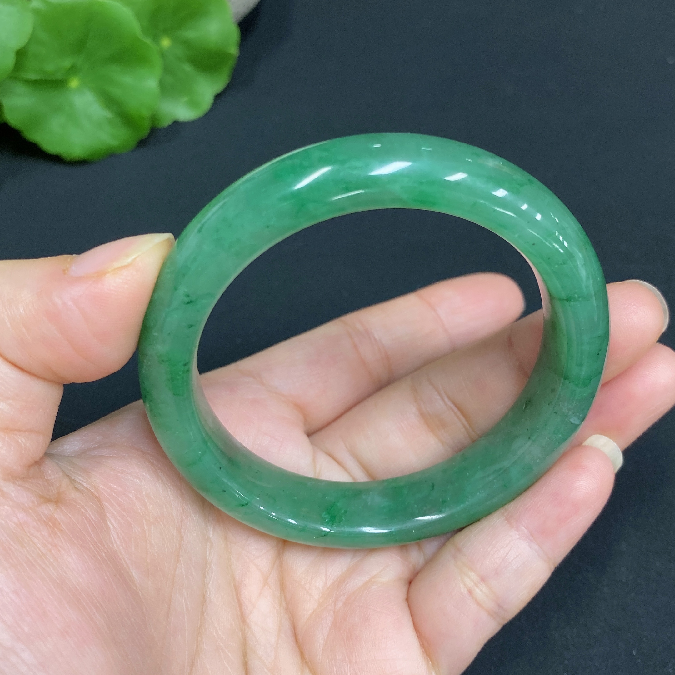 H34015236 African Emerald (Dulong Jade) Round Bracelet
