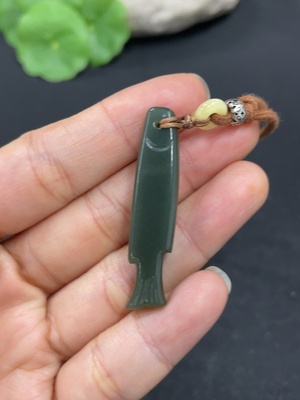 H41909041 和田玉挂件    仿古件    货品总重约（含绳）4.7g   配珠非和田玉