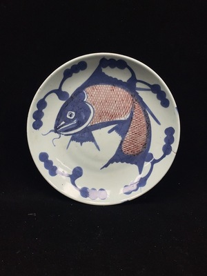 W43158242 青花釉里红鱼纹盘 有冲线等瑕疵