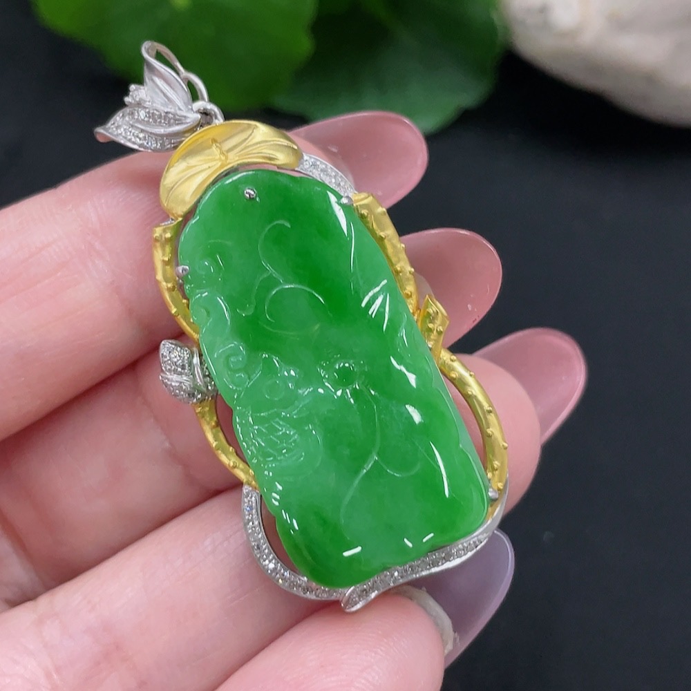 F34012794 Jadeite Pendant with 18K Gold Setting, Total Weight Approx. 10.7g (Accented with Diamonds)