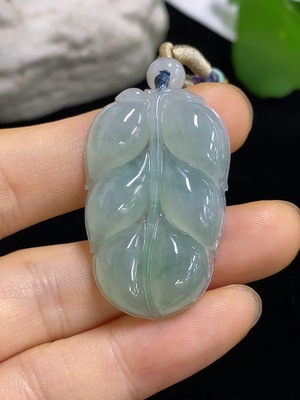 F45370787 翡翠叶子挂件 货品总重约12.42克（含绳重）