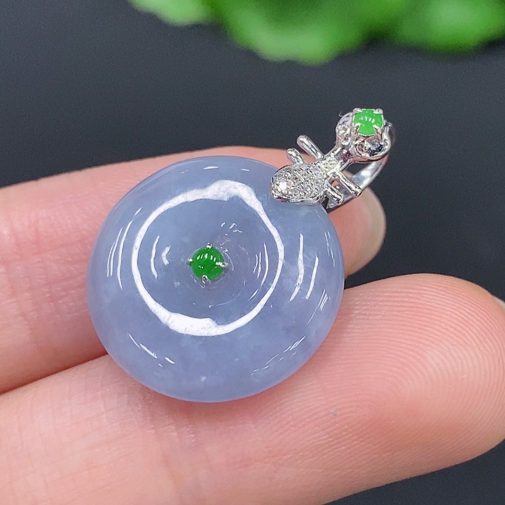 F28241980 Jadeite Peace Knot with 18K Gold Clasp, Total Weight Approximately 4.1g, Set with Diamonds