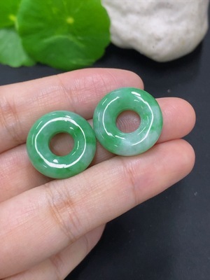 F46593933 翡翠甜甜圈挂件一手走 含其他矿物质