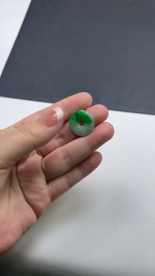 F34069000 Jadeite Peace Knot Pendant, Total Weight Approximately 3.5g