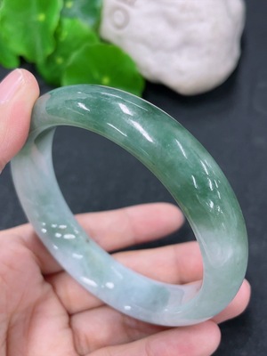 F43207230 翡翠正圈手镯 圈口57mm 货品总约重60.67g