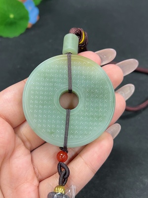 H41946844 和田玉挂件   仿古环    货品总重约（含绳）77.9g   配珠非和田玉