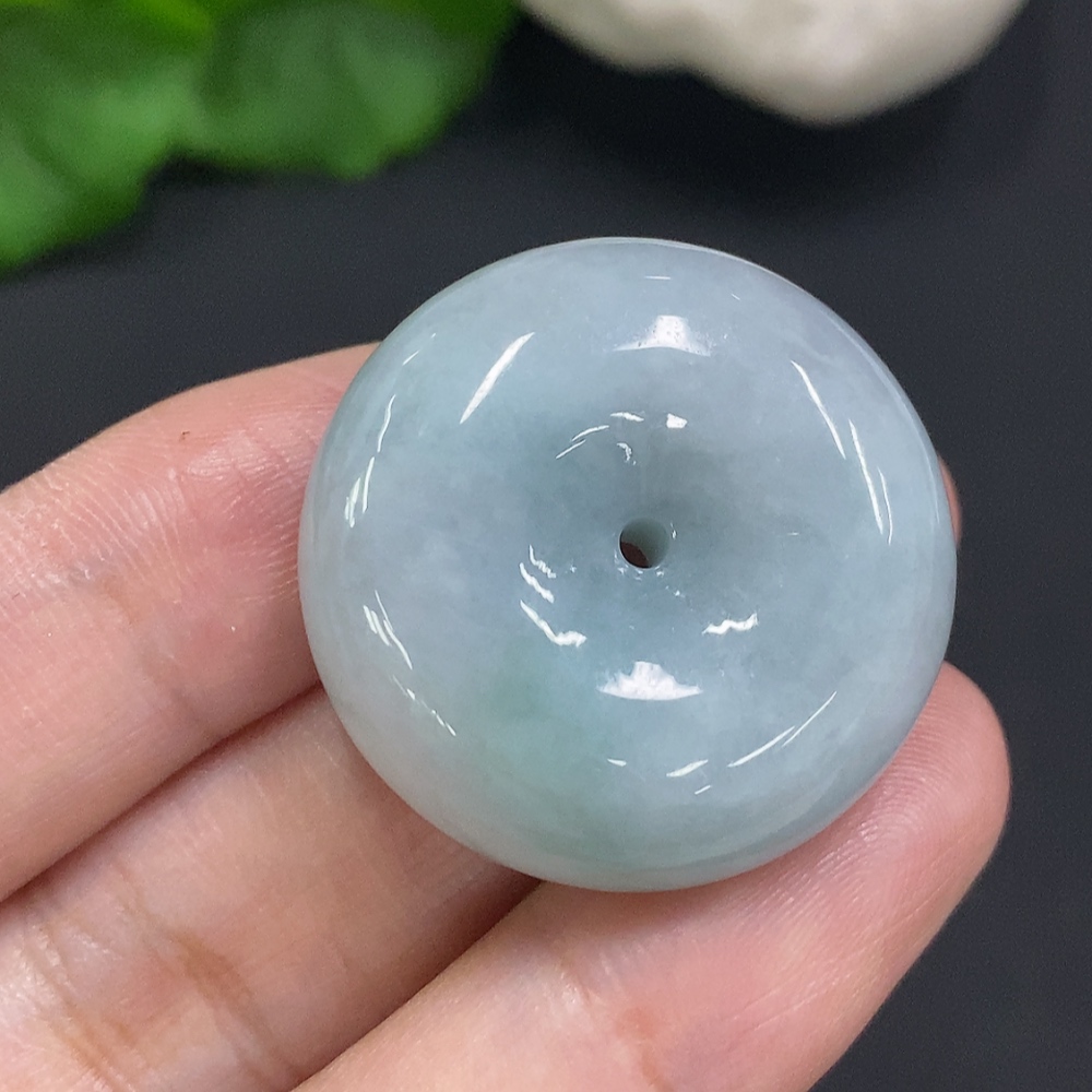 F34070550 Jadeite Peace Knot, total weight approximately 19.1 grams