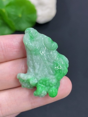 F46555594 翡翠白菜挂件 货品总重量约18克