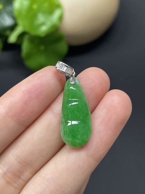 F41879497 翡翠福豆镶嵌吊坠 18k 配镶钻石  货品总重量约2.13g