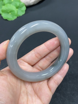 H41905213 和田玉正圈手镯    圈口57.5      货品总重约72.4g