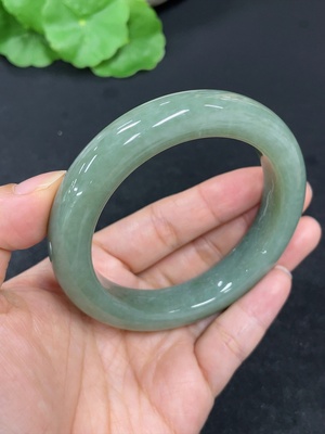 H46560321 和田玉正圈手镯    圈口56.6     货品总重约70g