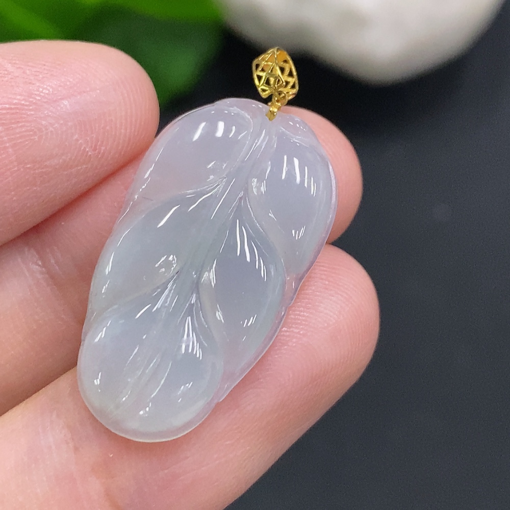 F35106529 Jadeite Leaf Pendant with 18K Gold Clasp, Total Weight Approximately 2.6g