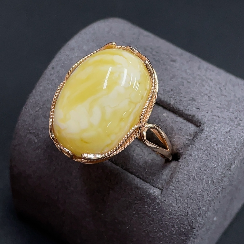 C16770113 Amber Beeswax Ring Adjustable 18K Gold Setting Total Weight Approx. 4.93g