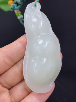 H43130031 和田玉挂件   福豆   货品总重约（含绳）50.2g    配珠非和田玉