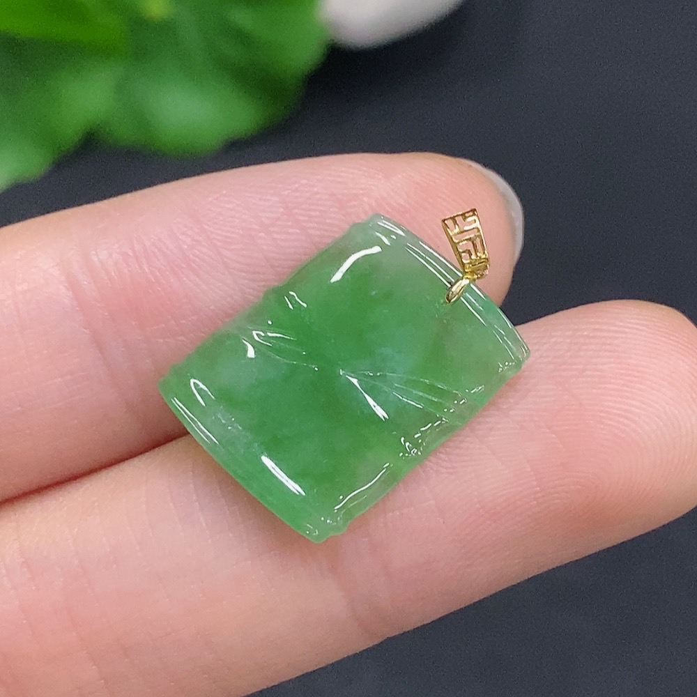 F32807302 Jadeite Pendant with Continuous Ascendancy Design 18k Gold Clasp Total Weight Approximately 1.2g