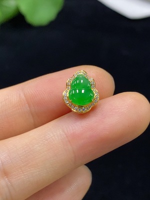 F33928928 Jadeite Gourd Inlaid Pendant, 75% Gold Content, Set with Diamonds, Total Weight Approx. 1.13g