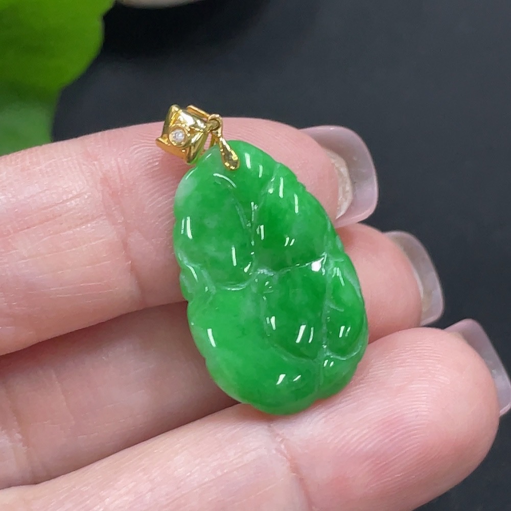 F20305246 Jadeite Lotus Leaf Pendant with 18K Gold Clasp, Total Weight 2.254g