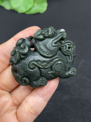 H46531185 和田玉挂件    瑞兽   货品总重约（含绳）45.9g    配珠非和田玉
